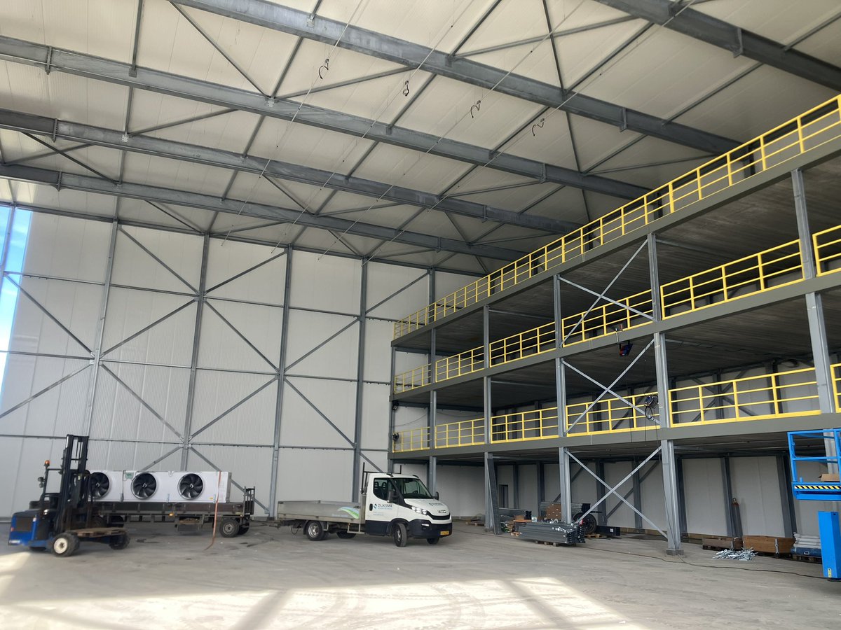 CHKBouwBV's tweet image. Deze week is de expeditie vloer weer ontkist en is er gestart met montage lichtlijnen en de voorbereidingen voor het monteren van de verdampers. Ook is de montage van de panelen nu helemaal rond bij fase 2 en is fase 1 helemaal droog en schoon #lekkerbezig. #volgendefase