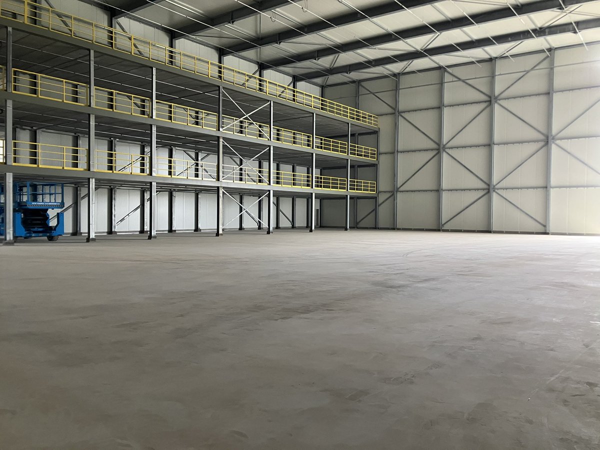 CHKBouwBV's tweet image. Deze week is de expeditie vloer weer ontkist en is er gestart met montage lichtlijnen en de voorbereidingen voor het monteren van de verdampers. Ook is de montage van de panelen nu helemaal rond bij fase 2 en is fase 1 helemaal droog en schoon #lekkerbezig. #volgendefase