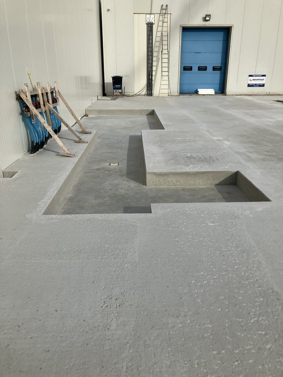 CHKBouwBV's tweet image. Deze week is de expeditie vloer weer ontkist en is er gestart met montage lichtlijnen en de voorbereidingen voor het monteren van de verdampers. Ook is de montage van de panelen nu helemaal rond bij fase 2 en is fase 1 helemaal droog en schoon #lekkerbezig. #volgendefase