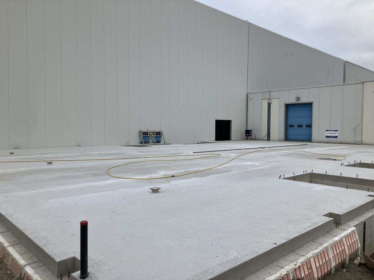 CHKBouwBV's tweet image. Deze week is de expeditie vloer weer ontkist en is er gestart met montage lichtlijnen en de voorbereidingen voor het monteren van de verdampers. Ook is de montage van de panelen nu helemaal rond bij fase 2 en is fase 1 helemaal droog en schoon #lekkerbezig. #volgendefase