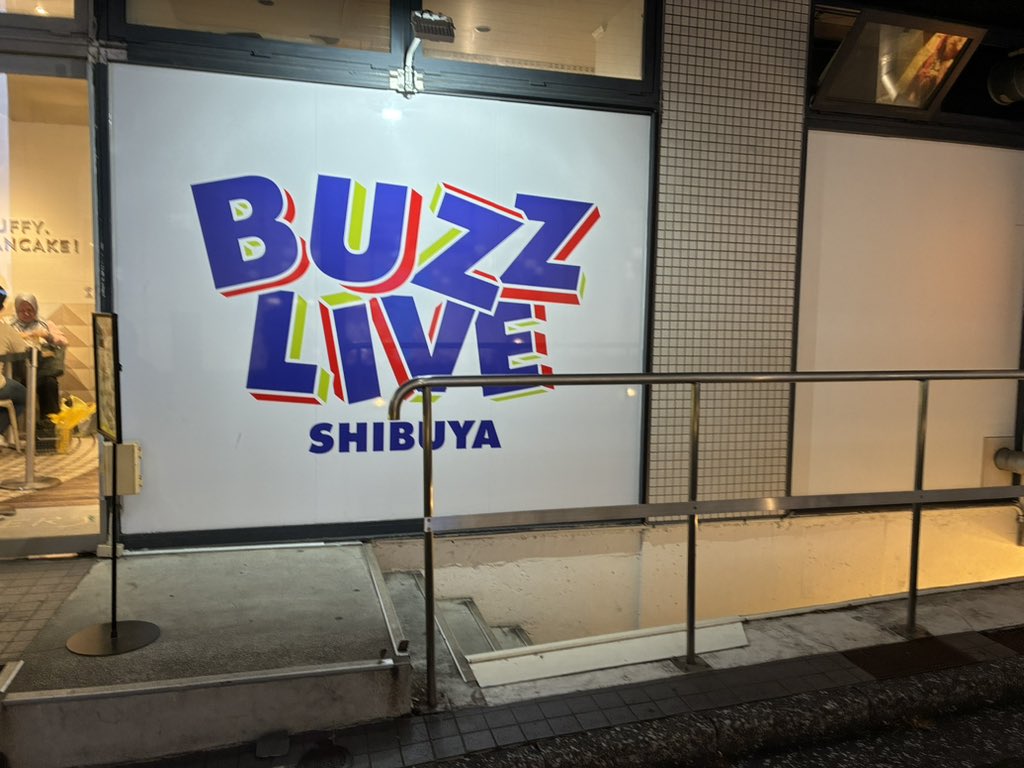ライブで隣の女の子がグイグイ近づいてくっついて来くる…
女子の方は距離感近いのでライブ見てても落ち着かない笑