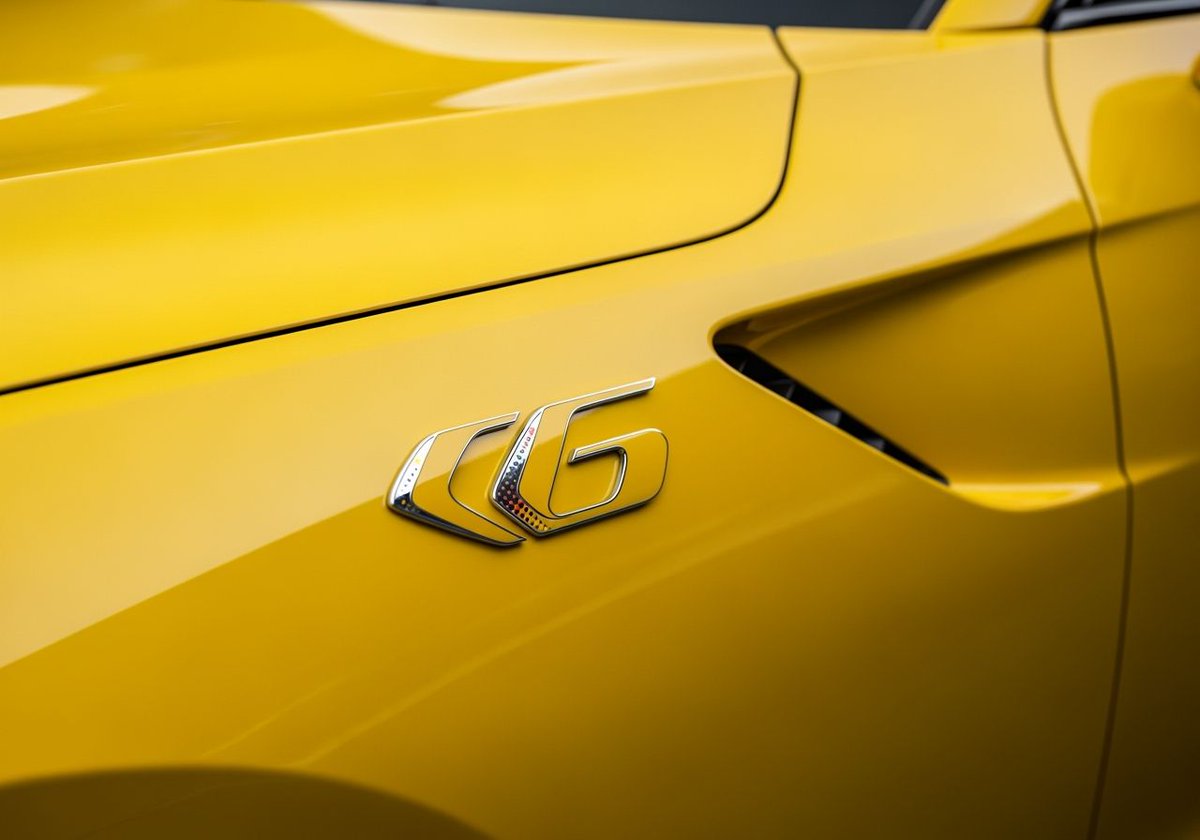 p_chusaengsri's tweet image. Close-up of a sleek yellow car showing the shiny C6 emblem on the side, highlighting its sporty design and branding.
#SleekDesign #YellowCar #C6Emblem #SportyStyle #CarEnthusiast