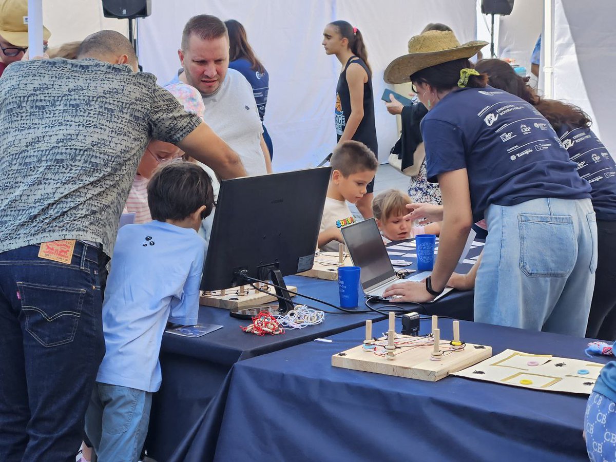 sees_lab's tweet photo. 👨‍👧Network alignment for kids!

🎯A game to identify missing and spurious edges in fly connectomes, and map them to different phenotypes

At #NitRecerCAT #NitRecercaTGN https://t.co/gjp8eU8UUk