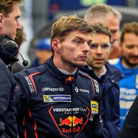 areuphoriabts's tweet image. Quando você acorda e casualmente decide quebrar recordes em outra categoria.