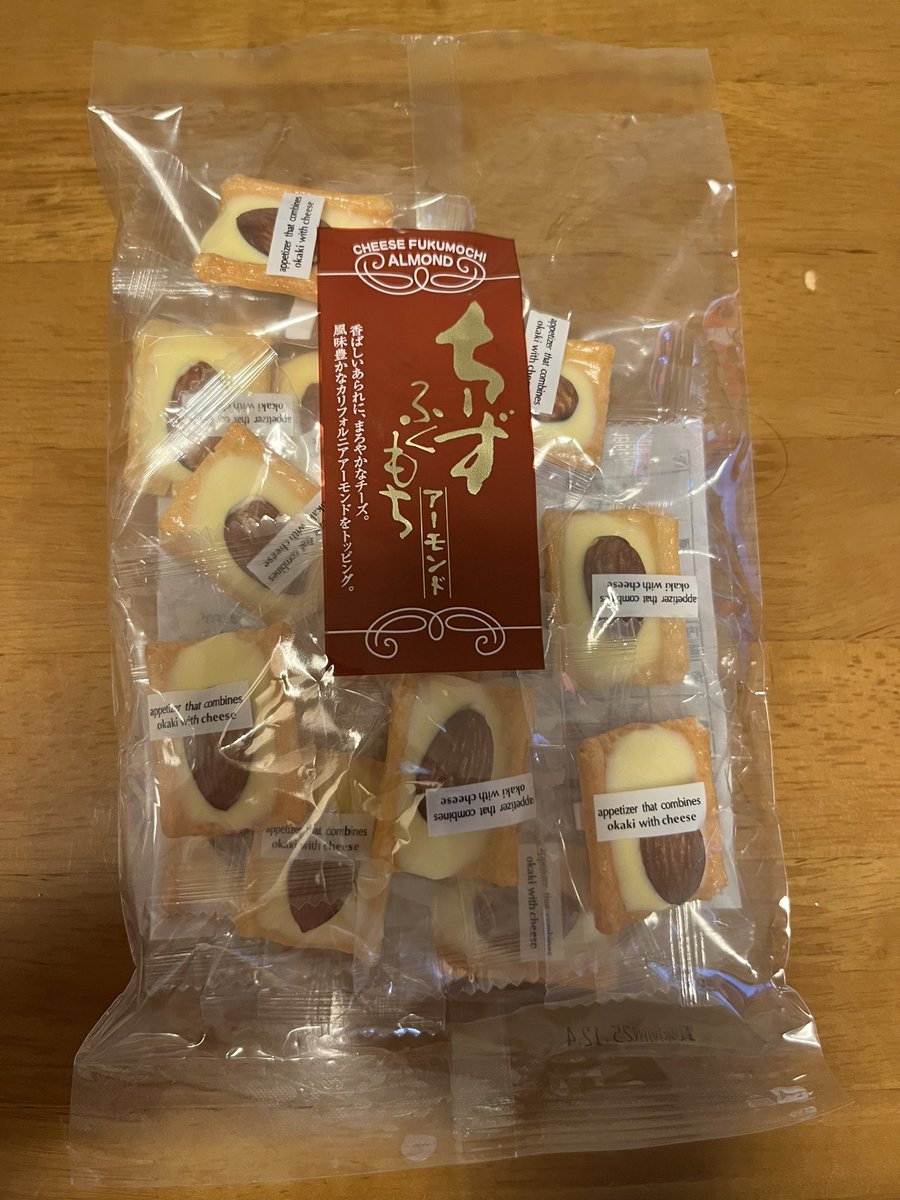 CekdU7HSfO09D74's tweet image. おやつの時間
こんばんは。
北九州の今は晴れ。
連日、虫の声にぎやか🎵
秋ね〜💕
おやつはおかきと羊羹。
皿に盛る間にどんどん食べていく旦那さん。
おしゃれなおかきだねー。ちょっと…私3個しか食べてない。もうないやん‼️
私、羊羹食べよって支度してたら…
食べると旦那さん。年中食欲の秋だね😅