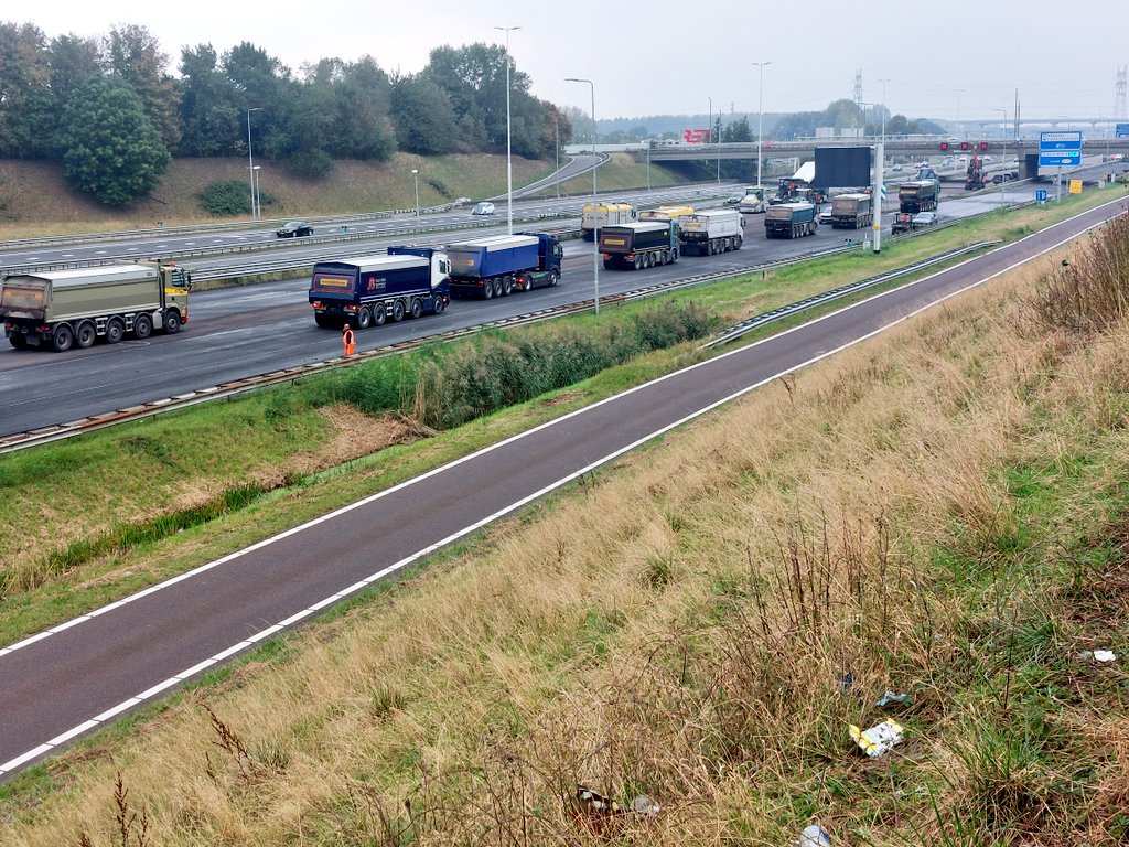 De wegwerkzaamheden op de A16 thv Beverwaard is in volle gang. Een lange stoet met grote wagens met asfalt én rollende stoomwalsen staan klaar om het nieuwe asfalt aan te brengen. <a href="/RWS_WNZ/">Rijkswaterstaat regio Zuid-Holland</a> <a href="/rws/">Richard</a>