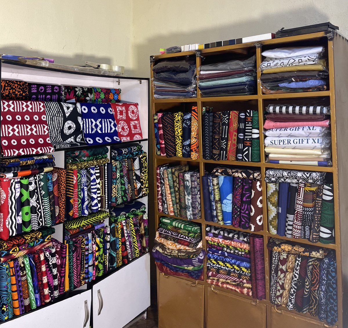 MAF_clothing_'s tweet photo. Me featuring my in house shop🥰🥰🥰❤️❤️❤️

New shelf opening

Next will be shop opening  insha Allah 

Last frame: Me and my big sis https://t.co/1PTsNhKX52