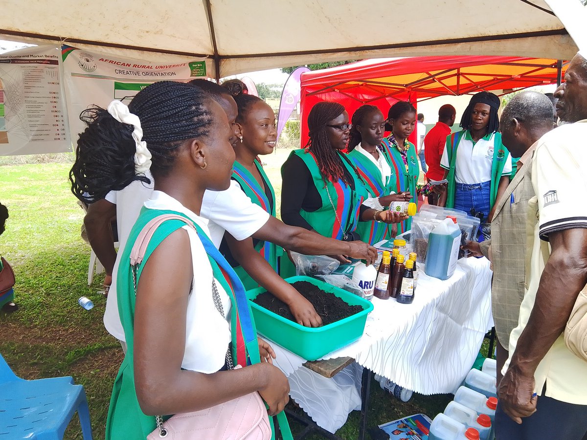 AfricanRuralUni's tweet photo. African Rural University students are at the Seeds of Gold Farm Clinic at @BulindiZARDI, bridging the gap between #IndigenousKnowledge &amp; modern #ClimateSmartFarming techniques. They're showcasing how local innovations are key to resilient agriculture. 🌾🌍
​# #SeedsOfGold #ARU https://t.co/HRqivBwDsC