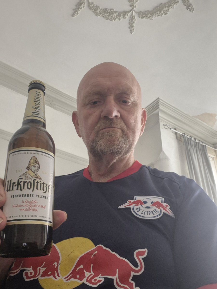 daveharmoniser1's tweet image. Ich ruhe meinen Rücken aus. Ich schaue Golf. Uri ist bereit. Eine Flasche für jedes Ziel (mein Tipp 1-3)🔴⚪️🔴⚽️👍