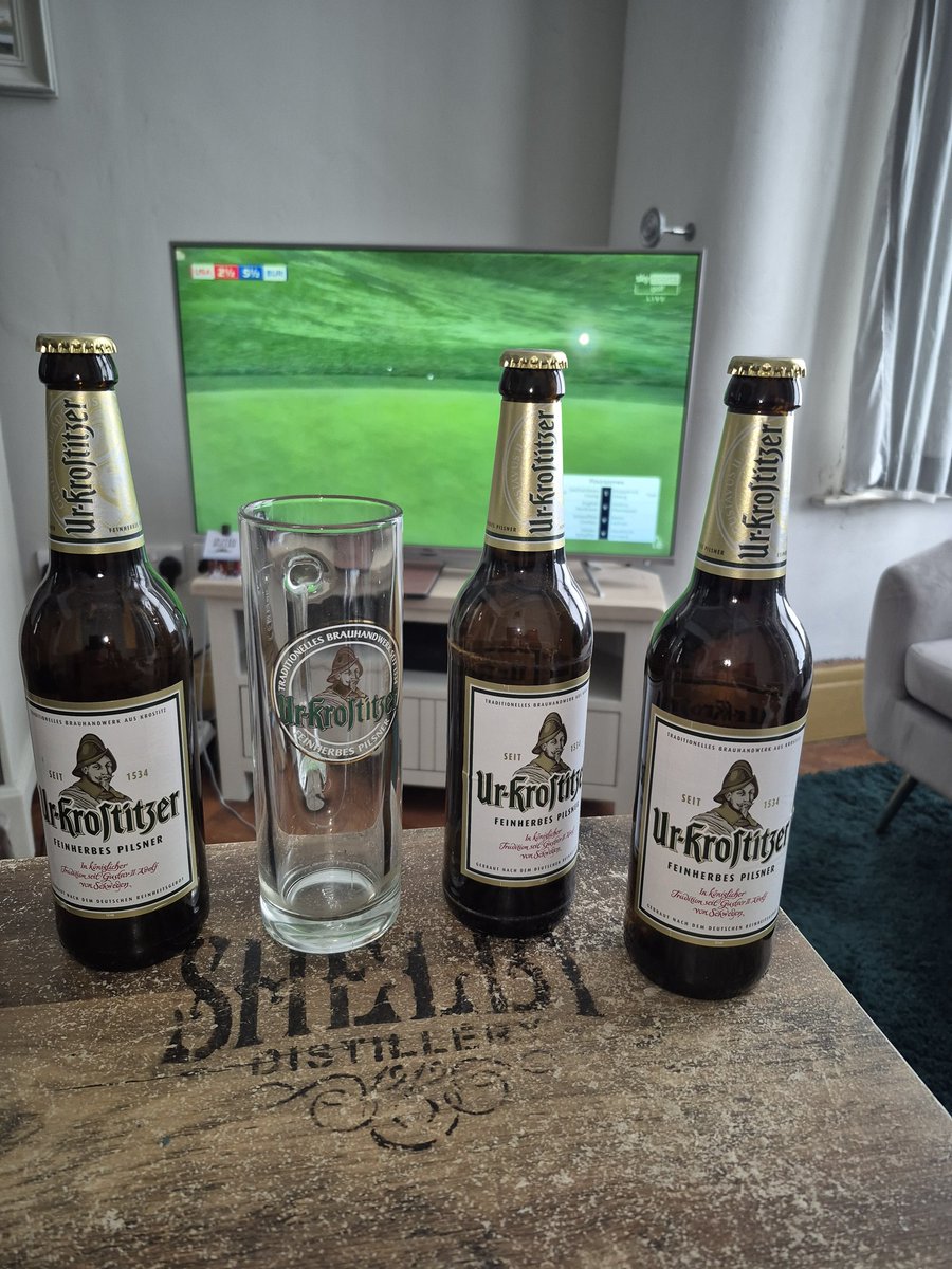 daveharmoniser1's tweet image. Ich ruhe meinen Rücken aus. Ich schaue Golf. Uri ist bereit. Eine Flasche für jedes Ziel (mein Tipp 1-3)🔴⚪️🔴⚽️👍