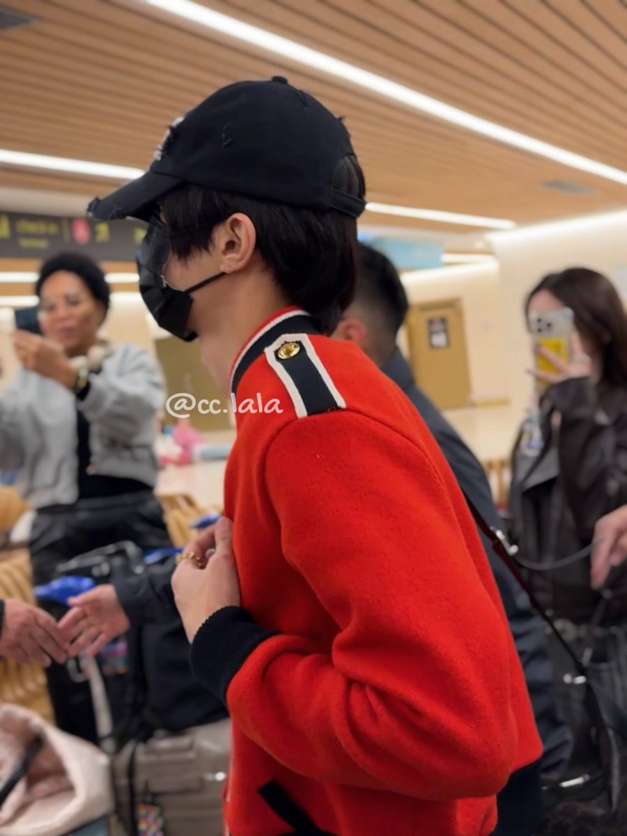 cclala99's tweet photo. #taemin #riize #shotaro #WONBIN 🛬🇵🇹 for Music Bank https://t.co/6nYb3xXDPI