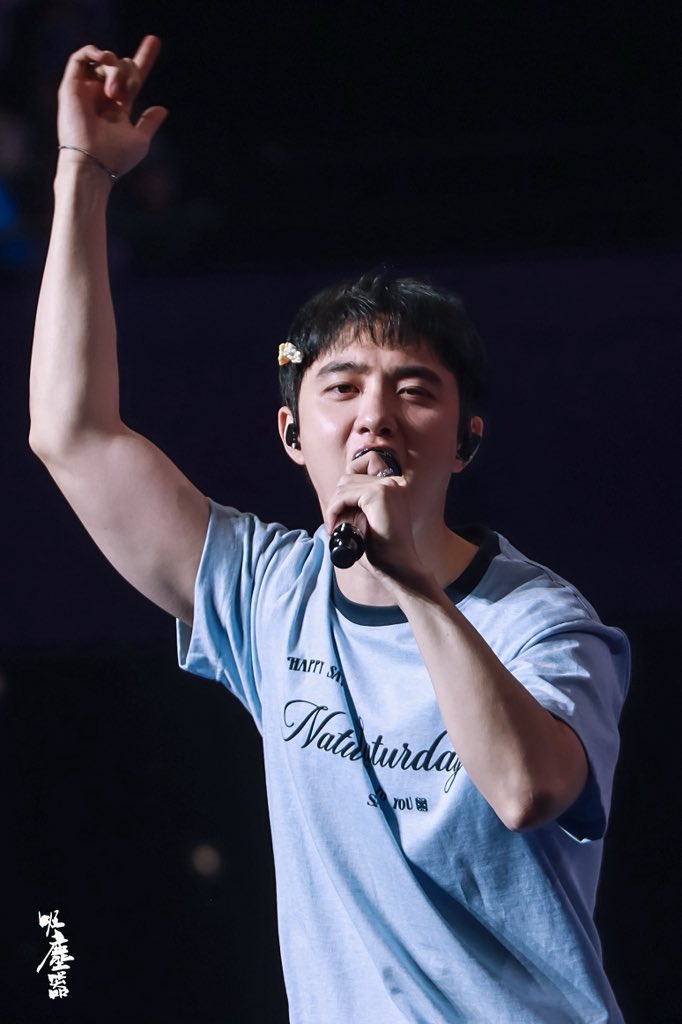 How can this be the same person? One minute Kyungsoo can look so fluffy, dreamy, and cute. Then another minute he looked so manly and hot. How Kyungsoo? HOW?!?! 🫠🫠🫠