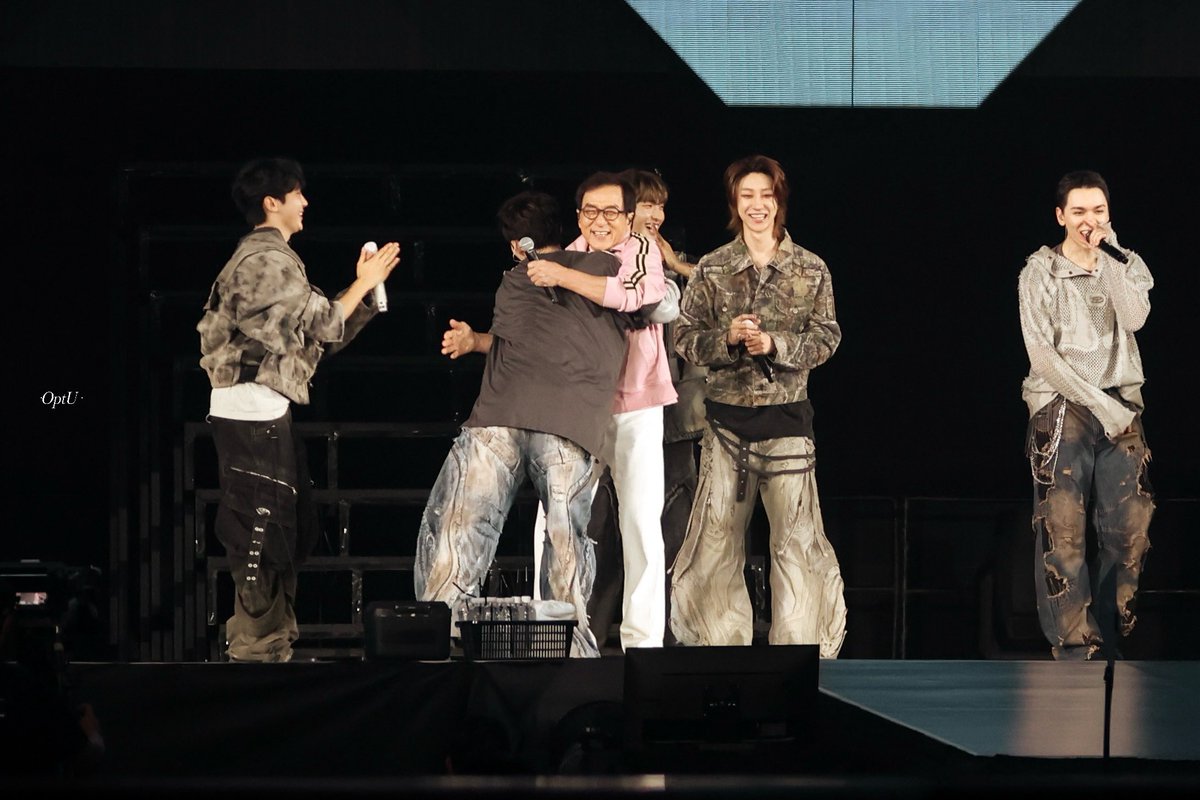 sounds_of_cheol's tweet photo. seungcheol hugging jackie chan 🥹 https://t.co/89BFocAtZZ
