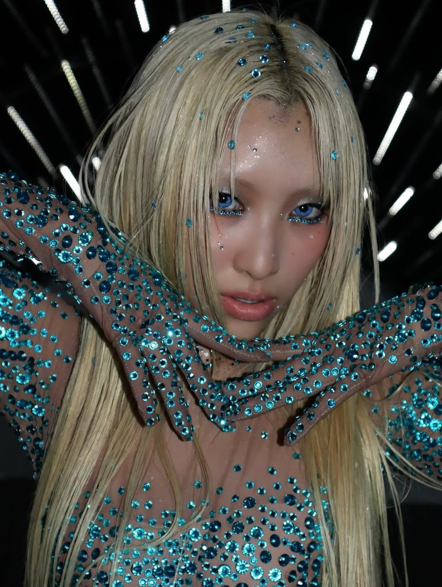 XGGlobal_'s tweet image. [INSTAGRAM] 20250927 Post from #MAYA ❤️ (1/4)

I hit’em with the blue steel,MUGATU get it???
🙄❤️‍🔥👽

#MAYA #XG 
#GALA #XG_GALA 
@XGOfficial_