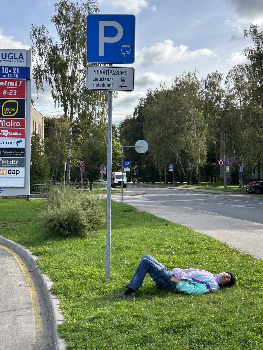 Kāds negrib, lūdzu, savākt savu privātīpašumu no Juglas staķika?