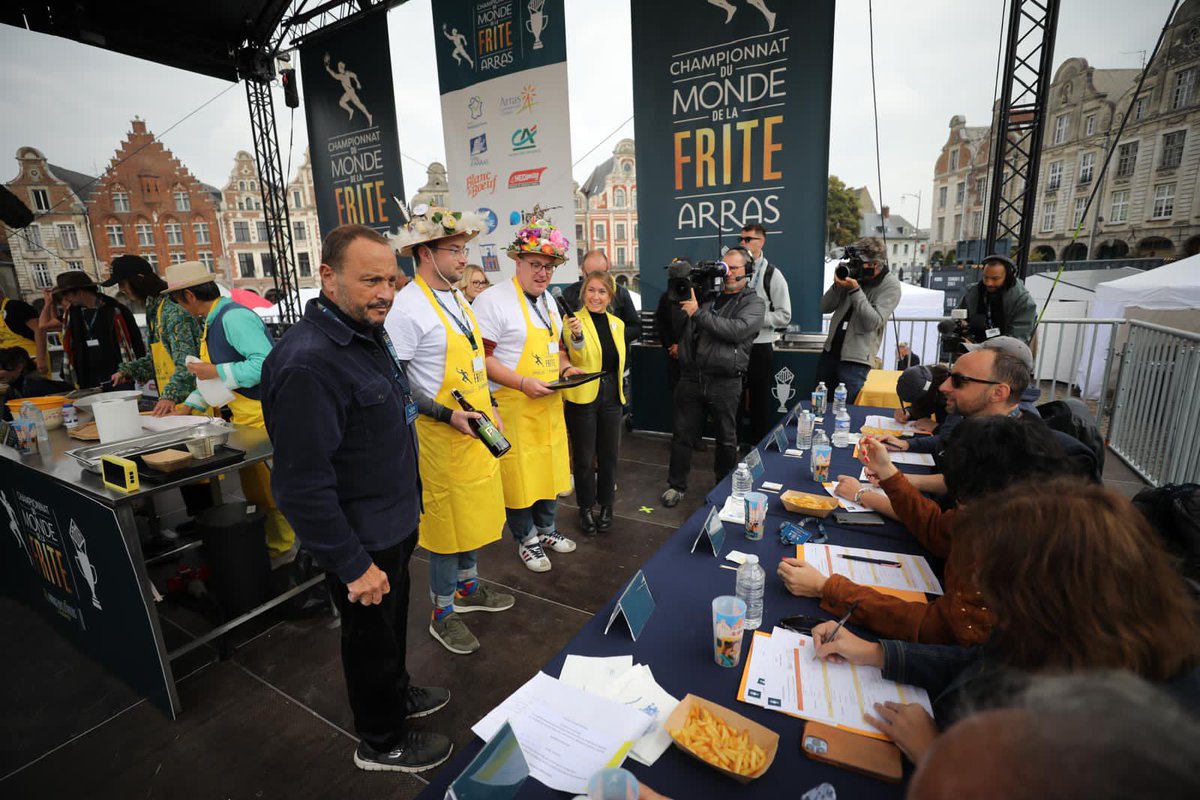 VilleArras's tweet image. 🍟 Retour en images sur un début de championnat croustillant à #Arras.

Ce matin, les premières catégories du Championnat du Monde de la Frite ont mis de la chaleur dans les cœurs avec la frite Créative et la frite Familiale ❤️

 #frites #championnatdumondedelafrite