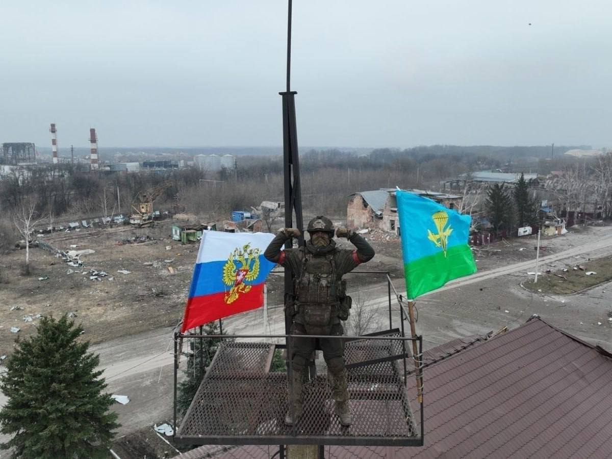 🎖 Тимур Соктоев — один из тех, кто 11 марта водрузил российский флаг над Суджей в ходе операции по освобождению нашей земли — удостоен звезды Героя России.
 Заместитель командира 1-й штурмовой роты, младший лейтенант с первых дней СВО защищает страну. Сам офицер из Бурятии.