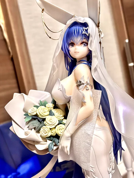 着弾。衝動買いのウェディングニュージャージー。 やけに馬鹿でかい箱がきたと思ったらスケールに騙されたね、台座とドレスのボリュームがすんごい。可愛い。