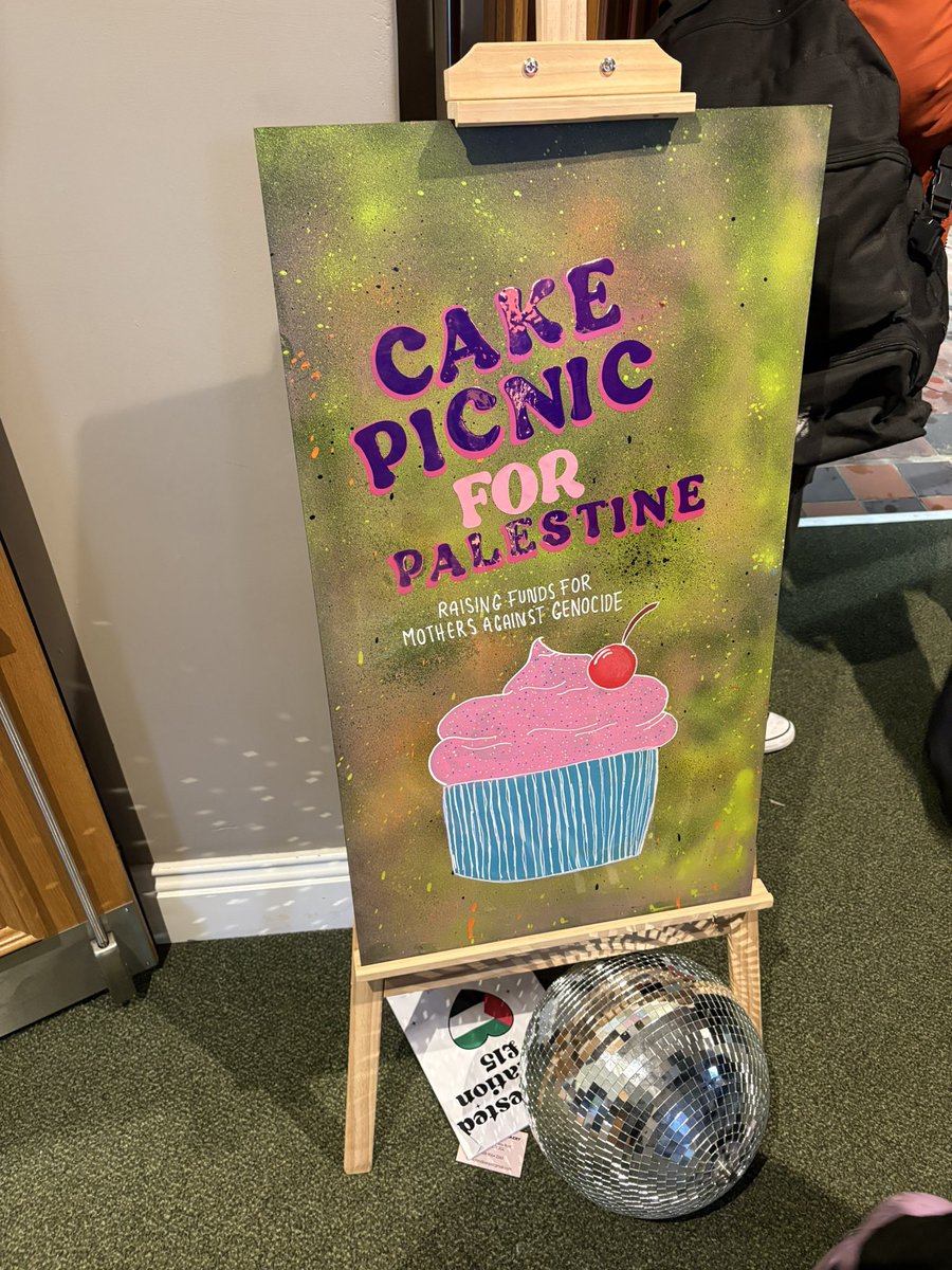 Eating cake and supporting Palestine, what a concept🇵🇸❤️