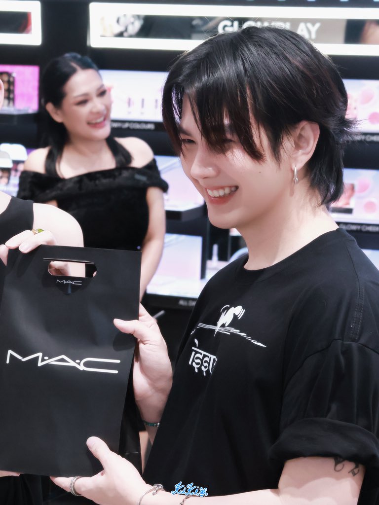 🥰🥰🥰
<a href="/JakeB4rever/">BIU.</a> 
BUILD EXCLUSIVE COLLABORATION
#ISSUEFashionShowxBuild
#BuildJakapan
#Beyourluve