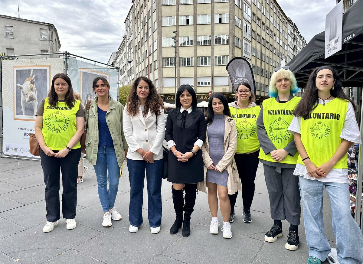 PazodeRaxoi's tweet photo. 🐶 A Praza Roxa acolle hoxe a xornada “a familia que se escolle. Adopta”, organizada por @Mocidade_Compos dentro do proceso de Orzamentos Participativos #CompostelaDecide e en colaboración co Refuxio de Bando e entidades animalistas.
Alí estivo a concelleira @maria_rzs https://t.co/ufdFBD7GVX