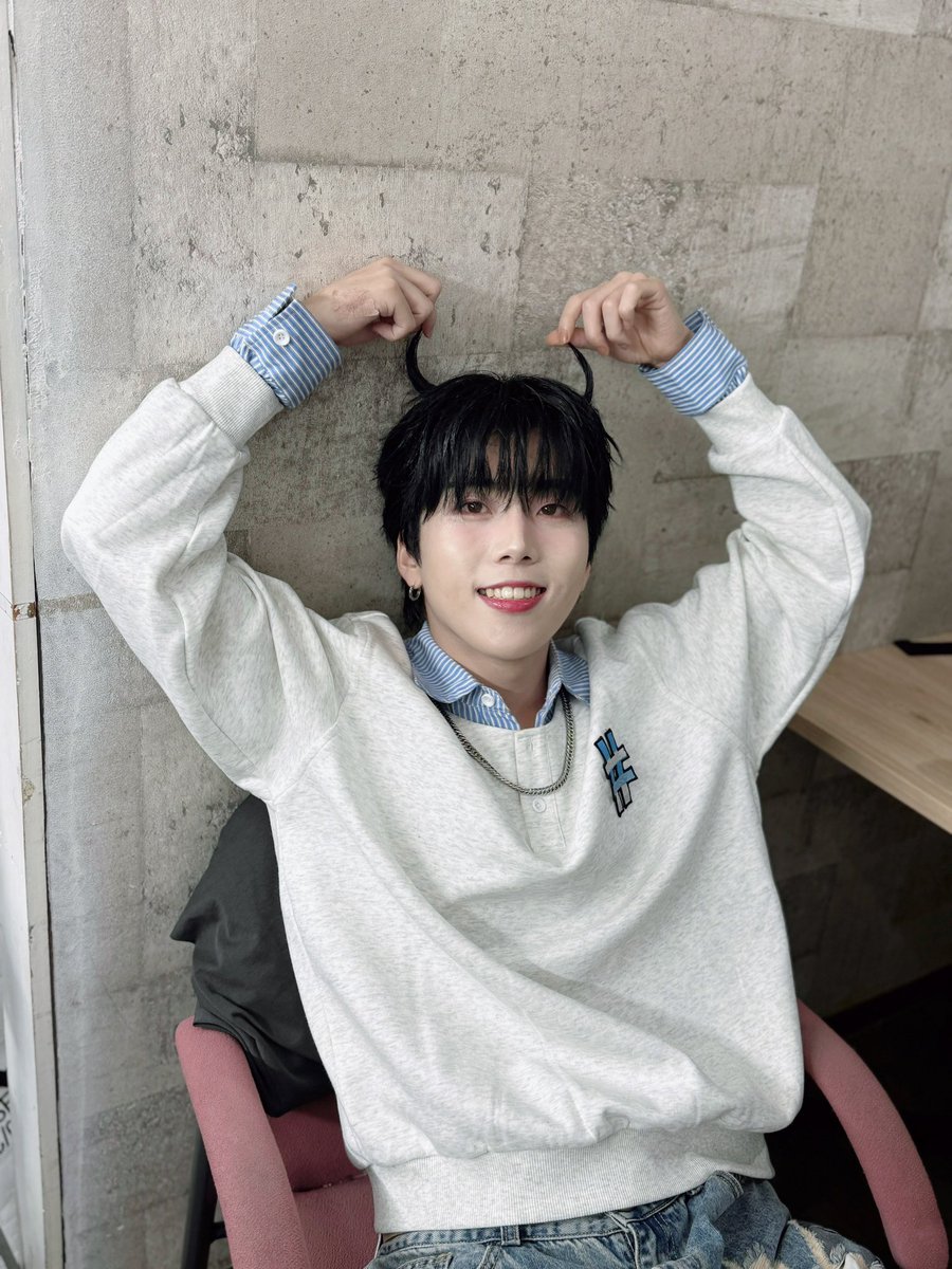 L5ST_official's tweet photo. 음…머어??🐮
#L5ST #로스트 #ロスト
#DOJUN #도준 #ドジュン https://t.co/cnyRAaF6wM