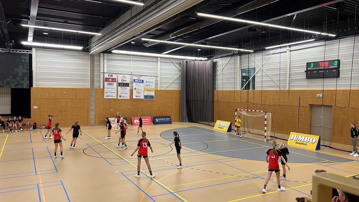 Mooie start van het handbalseizoen. Als sponsor de wedstrijd gekeken en de speelsters van D1 wonnen overtuigend met 36-9. 

#handbal #sponsor