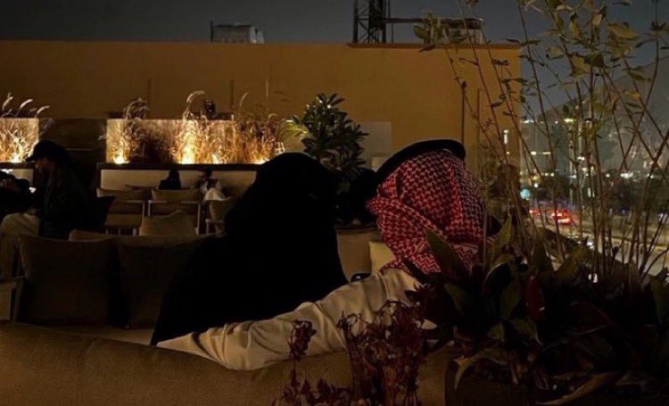 i8uze's tweet photo. اقربي بين السوالف و كتفي والذراع
وأنظري لي نظرة الشوق لشي قديم. https://t.co/NwTOHQ2uzK