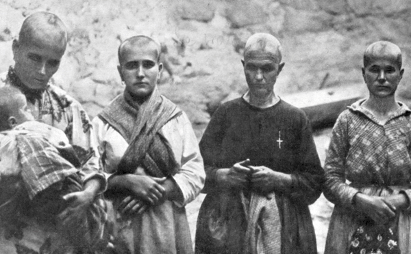 outsidersesp's tweet photo. El abuso sexual de la mujer como arma de guerra en la zona fascista.

…El día de Nochebuena de 1938, al ocupar Maials, en el  extremo sur de Lérida, al menos cuatro mujeres fueron violadas. Una de  ellas tuvo que soportarlo delante de su marido y su hijo de siete años,  obligados, a punta de pistola, a presenciar el acto. En Callús  (Barcelona), un hombre que vivía con su esposa, su hija y la prima de  esta, fue ejecutado por unos Regulares, que violaron a las tres mujeres y  luego las mataron a punta de bayoneta.

A modo de conclusión, se puede decir que la represión  ejercida sobre las mujeres es una categoría relevante, diferenciada de  la ejercida sobre los hombres y que no debe entenderse, por tanto, como  una variante de la represión masculina sino como un fenómeno que tiene  sus rasgos propios.

A las mujeres se las reprimió, básicamente, por haber  transgredido el modelo tradicional femenino que el nacionalcatolicismo  quería perpetuar acabando con los avances obtenidos durante la Segunda  República. Su humillación pública, con castigos que no se aplicaban a  los hombres, responde a los patrones de una sociedad patriarcal de cuya  moral se erigían en defensores los sublevados.