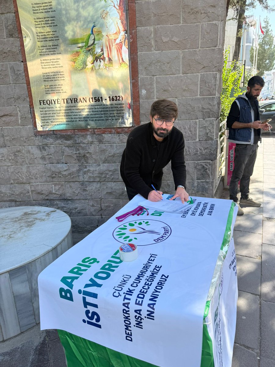 “Barış istiyoruz çünkü”
İmza kampanyası stant çalışması…

<a href="/DEMPartiWan/">DEM PARTİ WAN</a> 
<a href="/dbp_wan/">DBP WAN</a> 
<a href="/dbp_reyaarmuse/">DBP İpekyolu / Van</a>