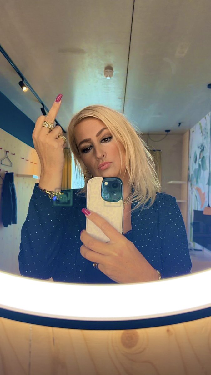 DutchGoddessBU's tweet image. Long nails, sharp claws.
Perfect for giving losers like you the finger and demand: kneel, obey and pay!
😈