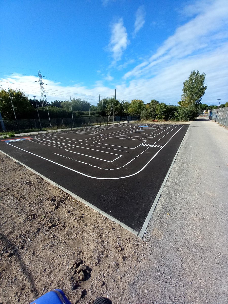 C’est avec un très grand plaisir que j’ai pu voir aujourd’hui l’achèvement des aménagements de la plaine de jeux Jean-Fournier. 

Une piste de sécurité routière de 500 m², à destination des écoles, pour sensibiliser les plus jeunes aux bons réflexes en circulation.

Deux terrains