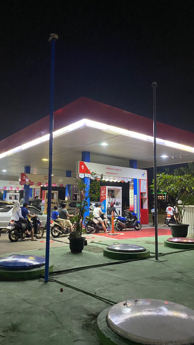 ajogupron's tweet photo. Oh pom ini yang katanya ga mau bersaing tapi dari sisi service sangatlah mines 

#Pertamina https://t.co/2aQKQlR4qP