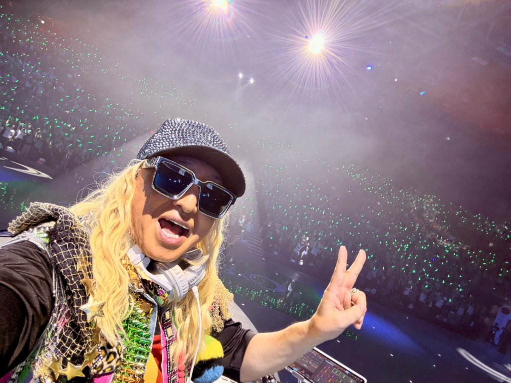 DJKOO_official's tweet image. 『緑のオーバーザサン 安全第一 私たちの大運動会 2025』
ハーフタイムショーでDJやらせていただきました！！

超満員の横浜BUNTAIをトロッコDJブースに乗って周りながら回しましたw！！

盛り上がりの一体感と歓声がマジで半端なかった！！
パーソナリティの #ジェーンスー さん！ #堀井美香…