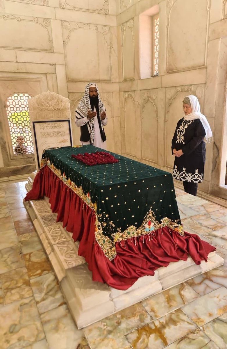 irlembpakistan's tweet image. Continuing her visit to #Punjab, Ambassador O’Neill was honoured to visit Badshahi Mosque, laying a wreath at the Tomb of Allama Iqbal, national poet of 🇵🇰 and meeting Grand Imam Maulana Abdul Khabir Azad for an interesting exchange on interfaith dialogue. Thank you to our hosts!
