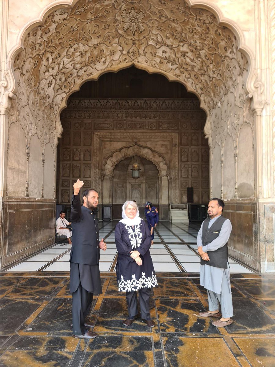 irlembpakistan's tweet image. Continuing her visit to #Punjab, Ambassador O’Neill was honoured to visit Badshahi Mosque, laying a wreath at the Tomb of Allama Iqbal, national poet of 🇵🇰 and meeting Grand Imam Maulana Abdul Khabir Azad for an interesting exchange on interfaith dialogue. Thank you to our hosts!