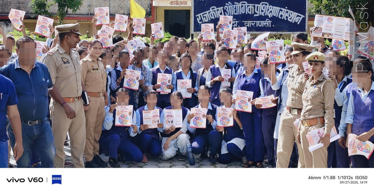 AdcpwomencVNS's tweet image. #MissionShakti5 के तहत #PoliceCommissionerateVaranasi की मिशन शक्ति टीम द्वारा छात्र-छात्राओं को सुरक्षा, सम्मान और स्वावलंबन के प्रति जागरुक करते हुए पंपलेट वितरित किया गया। #MissionShakti5
#MissionShaktiUPP
#UPPolice
@varanasipolice