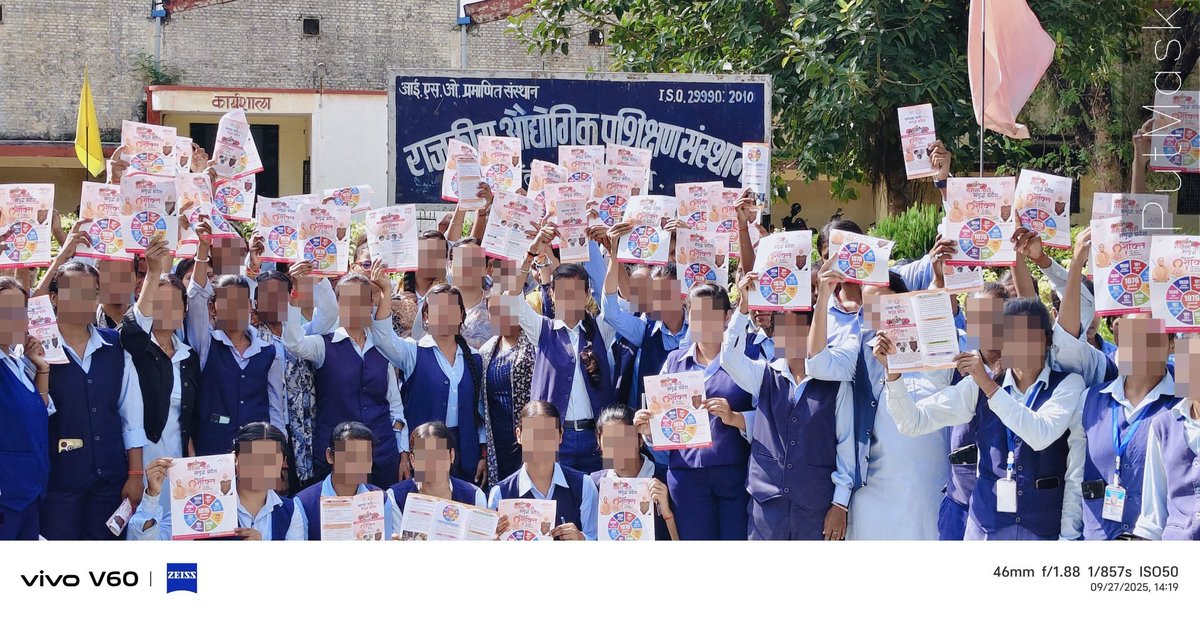 AdcpwomencVNS's tweet image. #MissionShakti5 के तहत #PoliceCommissionerateVaranasi की मिशन शक्ति टीम द्वारा छात्र-छात्राओं को सुरक्षा, सम्मान और स्वावलंबन के प्रति जागरुक करते हुए पंपलेट वितरित किया गया। #MissionShakti5
#MissionShaktiUPP
#UPPolice
@varanasipolice