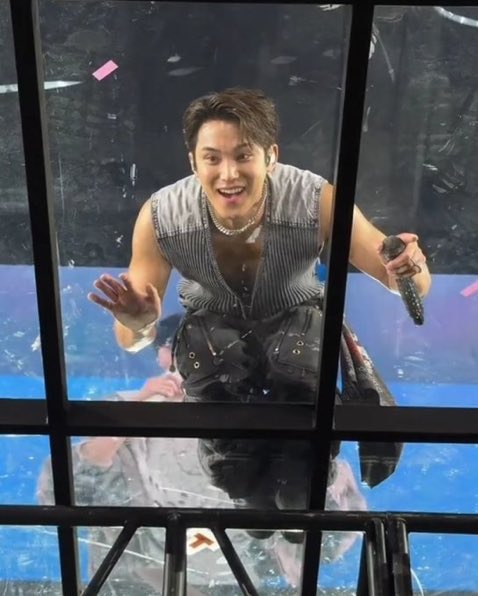 cheolidoscoups's tweet photo. na para bang nagtitingin lang ng isda sa aquarium 😭 mingyu ano ba 😂 https://t.co/4AOpku8N5v