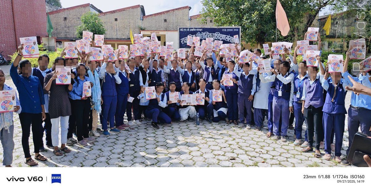 AdcpwomencVNS's tweet image. #MissionShakti5 के तहत #PoliceCommissionerateVaranasi की मिशन शक्ति टीम द्वारा छात्र-छात्राओं को सुरक्षा, सम्मान और स्वावलंबन के प्रति जागरुक करते हुए पंपलेट वितरित किया गया। #MissionShakti5
#MissionShaktiUPP
#UPPolice
@varanasipolice