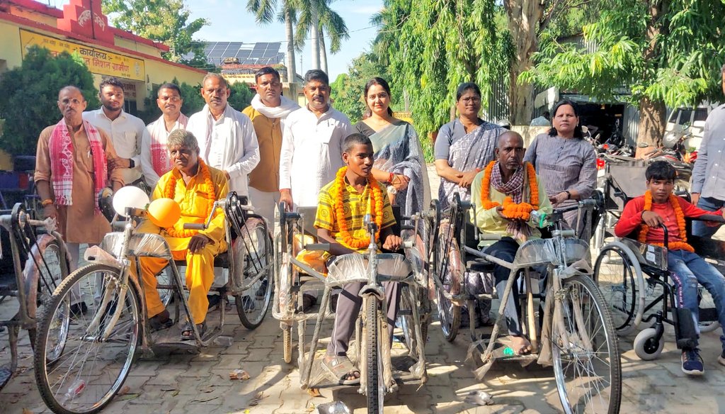 bjp4gzp's tweet photo. माननीय प्रधानमंत्री श्री नरेंद्र मोदी जी के जन्मदिन से "सेवा पखवाड़ा" के अंतर्गत दिव्यांगजन सशक्तिकरण विभाग द्वारा सहायक उपकरण वितरण कार्यक्रम सम्पन्न हुआ। जिसमे जिला पंचायत अध्यक्ष सपना सिंह ने जरूरत मंद दिव्यांगजनो को सहायक उपकरण वितरण किया। 

#ThankuModiji https://t.co/g0W0v86dJ1