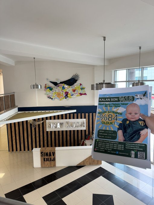 Doruk kardeşimizi hatırladınız mı?
Çağan Ataya Umut Olmak adına okuduğu okulun her yerine Çağan Atanın bağış afişlerini paylaşmıştı.
Bende bu örnek davranışından ötürü kendisini tebrik ederek, kendisine yeni sezon formamızı takdim ettim.
Ayriyeten yanımda ki Hüseyin Alp ile