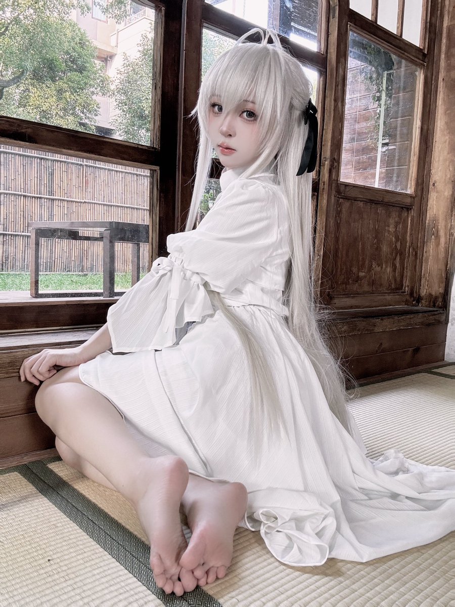 硬挺鸡巴被矢量鱼灵活的脚趾夹住撸动，黏糊脚汗充当着润滑，龟头在足交攻势下不断颤抖，几泡腥臭浓精也随之吐在她的嫩脚上。感受着脚背湿热，矢量鱼只是收回双脚轻轻摩擦，浑浊精液顿时在脚底之间涂抹均匀，拉出道道黏丝勾引得鸡巴再度充血勃起，用于满足矢量鱼欲求不满的媚屌渴精淫穴。
#意淫 #coser