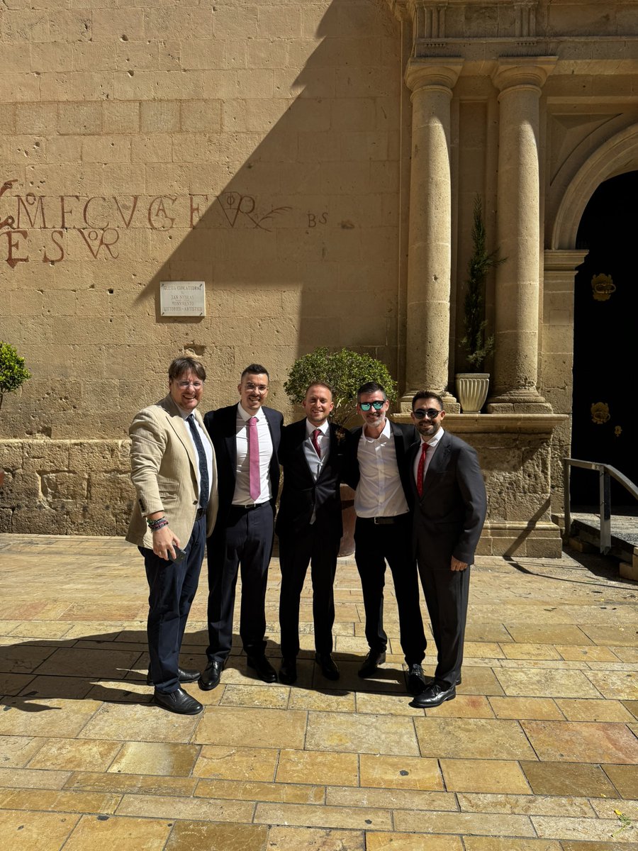 Se ha casado el bueno de <a href="/SergioSierraTV/">Sergio Sierra</a> 

Y muy elegante con su pin del Hércules. 

Enhorabuena pareja. Viva los novios #albaysergio