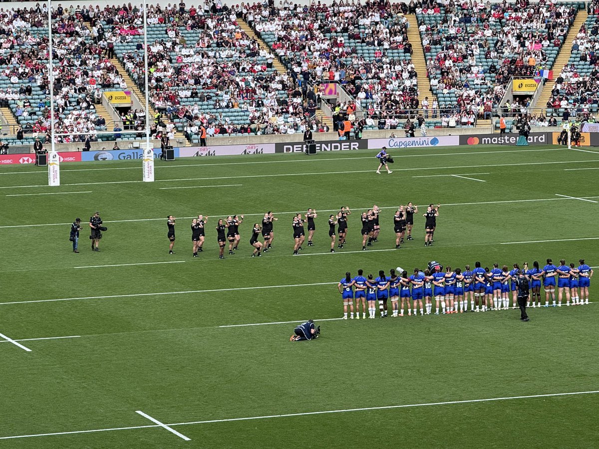 Got in early, avoided the chaos currently ensuing outside of Twickenham and now enjoying the #NZLvFRA Bronze Medal match. Allez les Bleues! <a href="/edprice1984/">Ed Price</a> <a href="/JimTheGlawsFan/">Jim Harley</a>