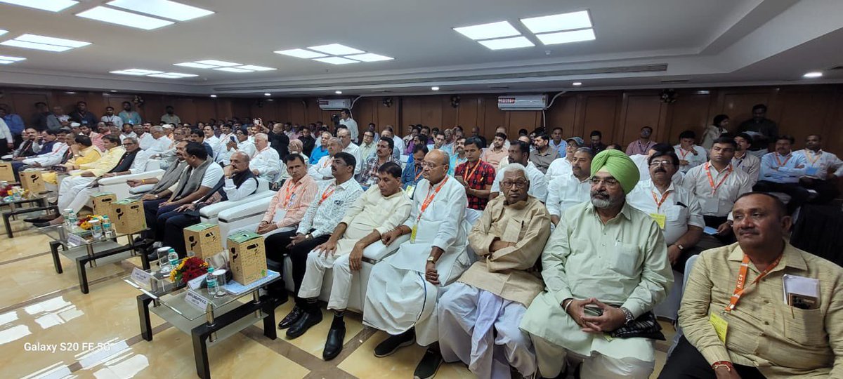 NCCF की वार्षिक आम सभा में सम्मिलित हुआ।

NCCF के अध्यक्ष विशाल सिंह, ICA (AP) के अध्यक्ष डॉ चंद्रपाल सिंह यादव, NCUI के उपाध्यक्ष डॉ  बिजेंद्रसिंह, डॉ सुनिलकुमार सिंह, NCCF की प्रबंध निदेशक जोसेफ चंद्रा समेत गणमान्य महानुभाव उपस्थित रहे।

📍 नई दिल्ली
