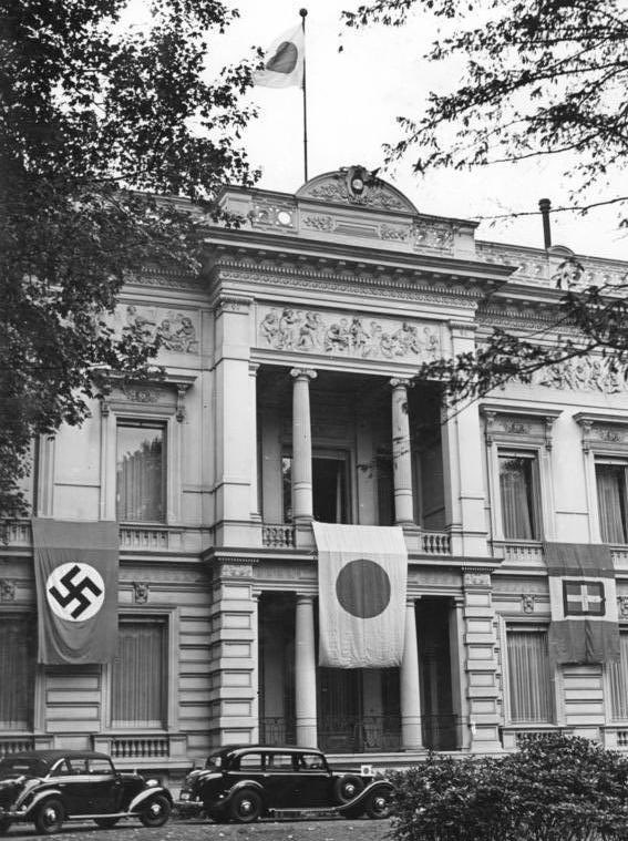 1940年、同盟締結を記念してベルリンの日本大使館に掲げられた三国の国旗
#日本 #ドイツ #イタリア