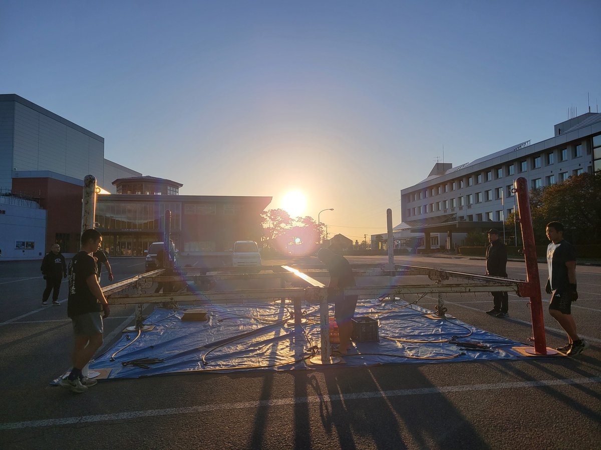 軽トラそのままに設営も今日やる部分は終了し、
赤湯駅で打ち合わせも終わり。
のはし親子とシースー。
今日も良い1日でした。

明日はローカル線プロレスではじけましょう!