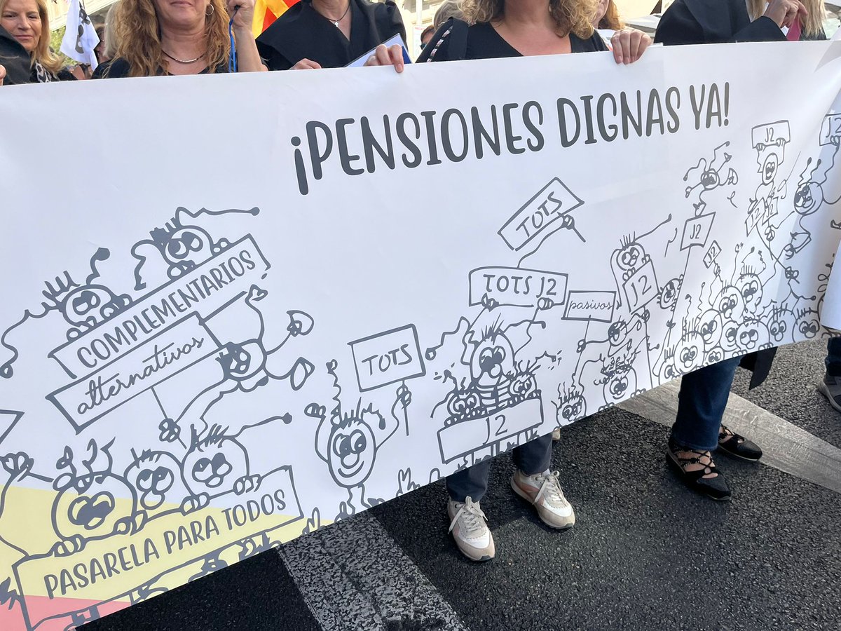 👉 Asisten Rebeca Lino, vicedecana de la JG del #ICAV; Raquel Marco, secretaria; Sofía de Andrés, diputada 1ª; Yolanda Sánchez, diputada 2ª; María Clemades, diputada 7ª; Mª Trinidad Piquer, diputada 11ª y José Soriano, decano.