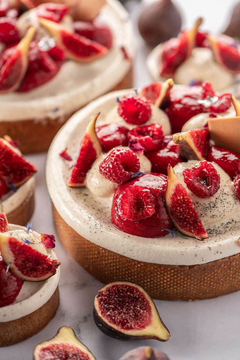 [Nouveauté] Tendresse FIGUE &amp; Framboise : douceur automnale. 
Compotée figues, confit framboises-figues et crémeux vanille et miel sur une pâte sucrée croustillante et biscuit madeleine éclats de framboises.
vincentguerlais.com
Vincent Guerlais Agitateur de Papilles  #Nantes